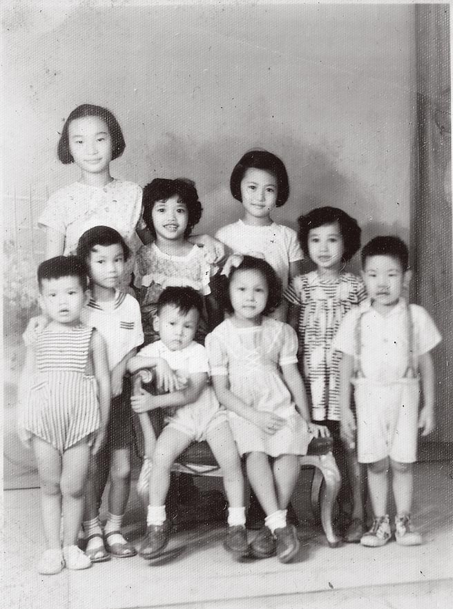 高雄左营、内惟海军眷村广东军官的子女，邝洁泉（最高者）、锺玲（左二），摄于1952。