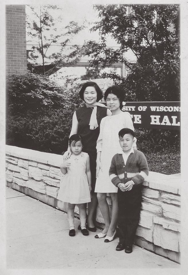 1968年刘丽安（左二）和她家人到威士康辛大学麦迪生校园的学生宿舍来探访我。