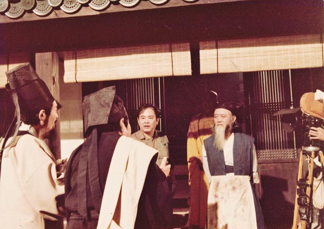 1982年夏拍摄〈天下第一〉，张杰（右一）扮演天下第一画圣，金铨（右二）教戏。