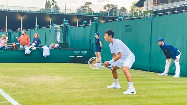 卢彦勋职业生涯温布顿最后一次巡礼，单打第一轮四盘饮恨，所幸递补参加男双，还有机会再多留下一些美好回忆。（取自卢彦勋脸书粉专）