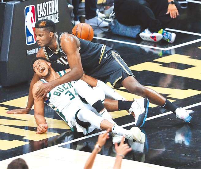 公鹿「字母哥」阿提托康波（下）对老鹰打到第3节防守时左膝挫伤，今年季后赛恐提前报销。（美联社）