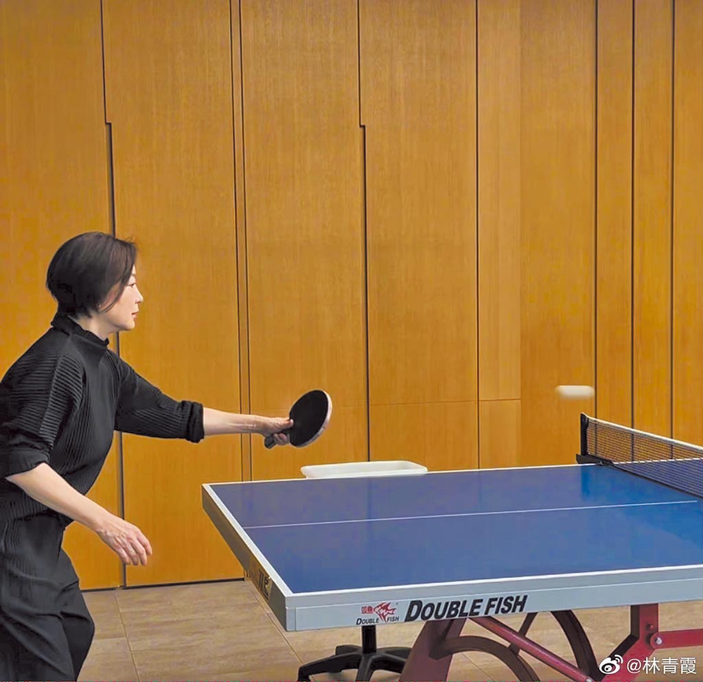 林青霞覺得打桌球的好處很多。（摘自微博）