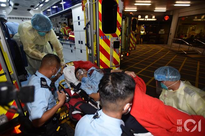 香港回归24周年，铜锣湾员警中刀凶嫌自杀身亡，图为员警送医。（香港01）