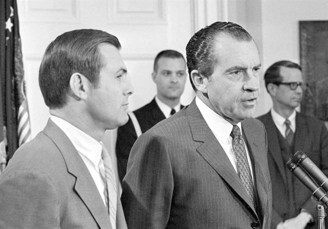 美国前总统尼克森(右2)1969年在白宫宣布任命时任伊利诺州联邦眾议员的伦斯斐(左1)为经济机遇办公室主任，成为白宫幕僚群一员。（图／