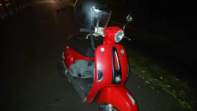 警方在河堤上找到吴男的机车，机车外观无明显损坏。（程炳璋摄）