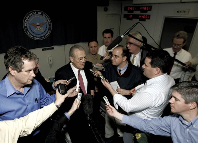 美国资深政治记者塞维斯托普罗说，伦斯斐从来不让人在飞机上拍他下半身的照片，因为他喜欢穿灯芯绒裤，在萤幕上看起来会显得邋遢。（图／推特@Dimi)