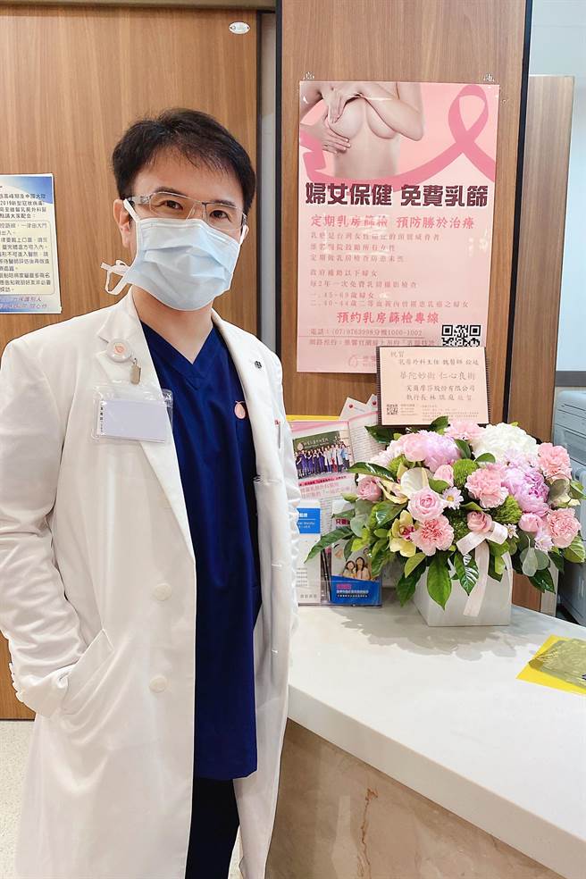 在台東馬偕醫院服務近8年的醫生魏銓延，自7月起返回家鄉高雄執業，因心繫台東患者，便開設官方一對一帳號，讓病友線上詢問。（蔡旻妤攝）