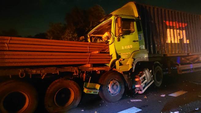 国道3龙井段大货车连环撞，钢梁插进车头驾驶幸运躲过，另2车驾驶受困导致该路段封闭6小时。(台中市消防提供/陈淑娥台中传真)