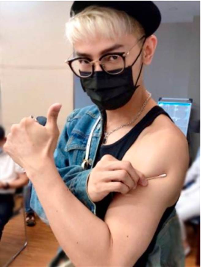 汪东城赴大陆打疫苗，大露手臂曝内心话。(图／汪东城微博)