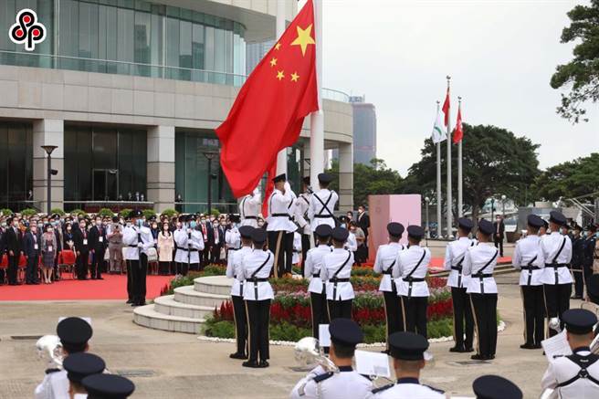中驻英使馆驳斥英国不会丢弃对香港民眾的歷史责任说法。图为7月1日上午8时，香港特区政府在金紫荆广场举行升旗仪式，庆祝香港回归24周年。（中新社）