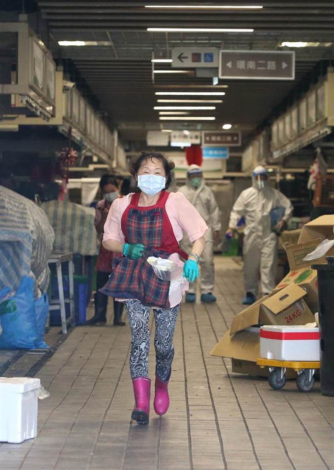 摊商措手不及赶紧撤场。（赵双杰摄）
