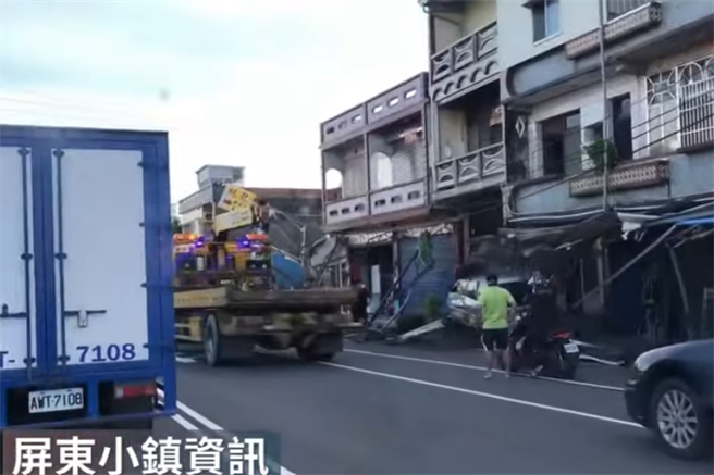 一輛大貨車今天清晨7點多左右，行經屏東台27新園鄉興安路時，突然失控衝進路旁民宅，導致駕駛身亡。(翻攝屏東小鎮資訊臉書)