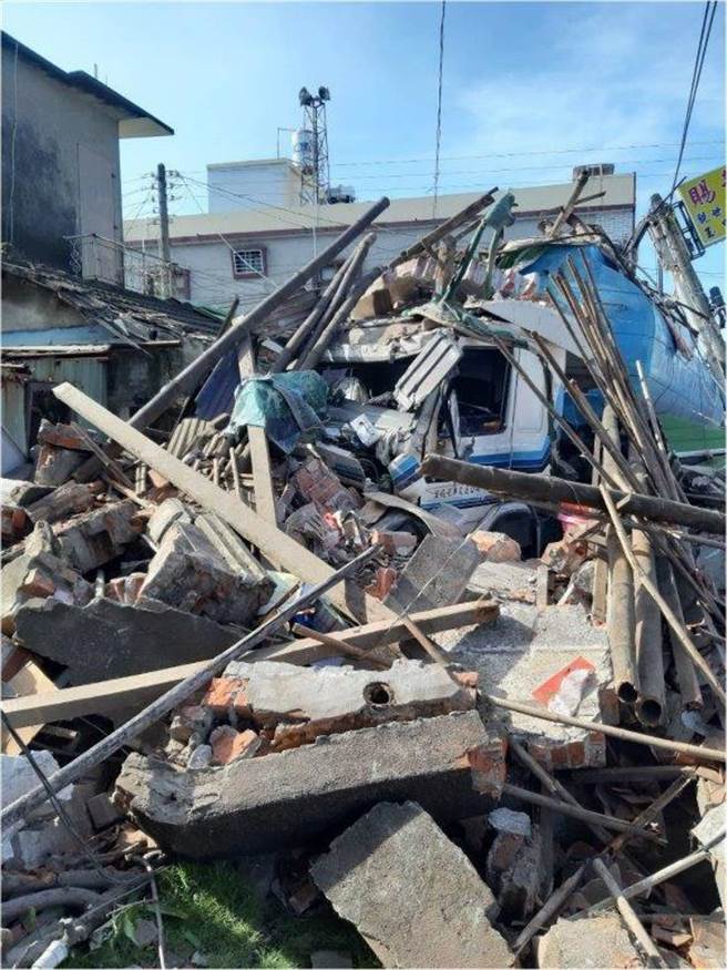 50歲湯姓司機駕駛曳引車行經新園鄉興安路時，突然右偏連撞沿線設施及7間民宅，送醫不治。（警方提供／謝佳潾屏東傳真）