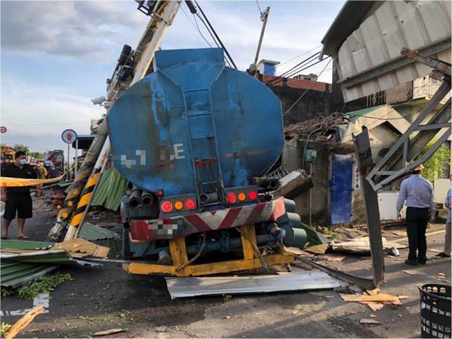 50歲湯姓司機駕駛曳引車行經新園鄉興安路時，突然右偏連撞沿線設施及7間民宅，送醫不治。（警方提供／謝佳潾屏東傳真）