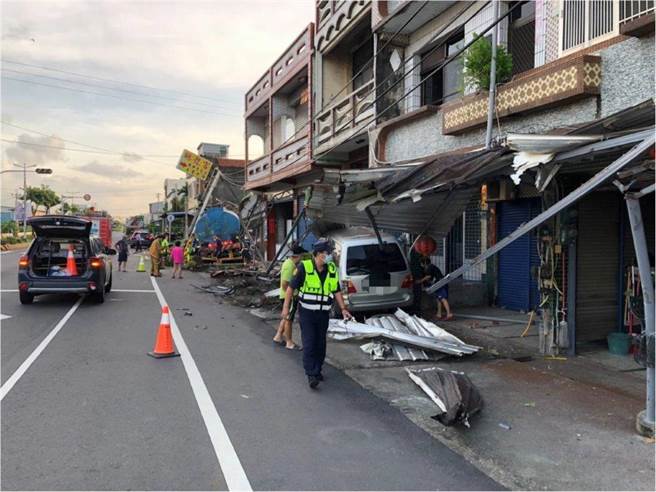 50歲湯姓司機駕駛曳引車行經新園鄉興安路時，突然右偏連撞沿線設施及7間民宅，送醫不治。（警方提供／謝佳潾屏東傳真）