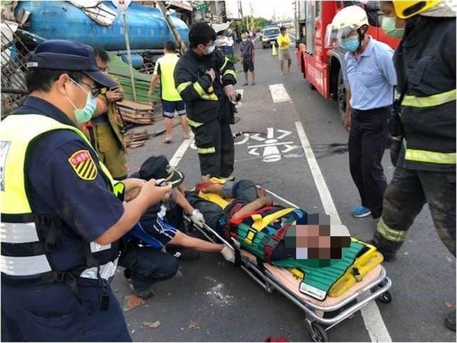 50歲湯姓司機駕駛曳引車行經新園鄉興安路時，突然右偏連撞沿線設施及7間民宅，送醫不治。（警方提供／謝佳潾屏東傳真）