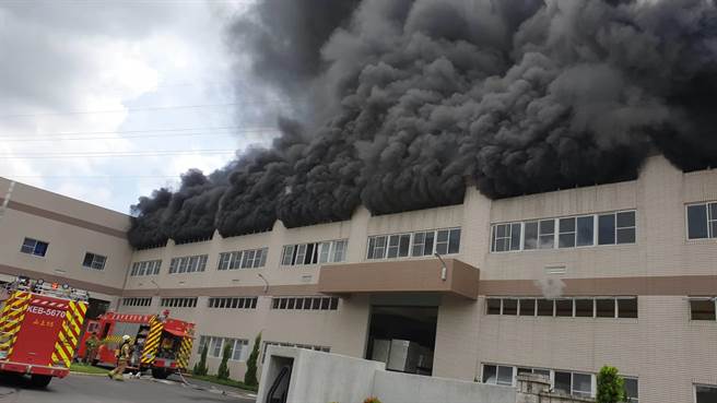 華崧工業發生大火，廠房全面燃燒。（民眾提供／曹婷婷台南傳真）