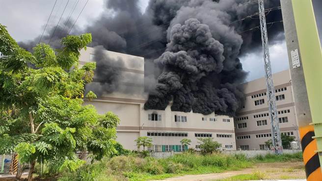 華崧工業發生大火，廠房全面燃燒。（民眾提供／曹婷婷台南傳真）