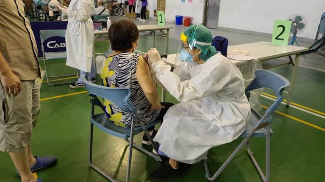 大竹國中巷口過窄，民眾建議大竹地區其他場所作為接種站應更適合。（姜霏攝）