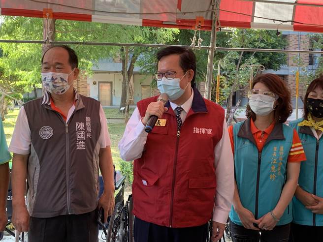 桃園市長鄭文燦2日一早也到大竹國中視察疫苗施打情形。（姜霏攝）