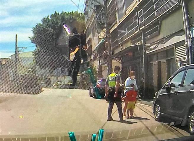 男童外出迷路，暖警及時協助返家。（姜霏翻攝）