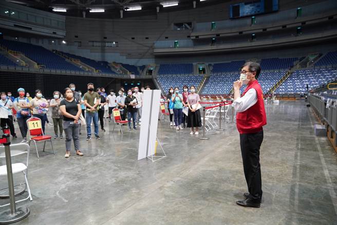 陈其迈视察疫苗施打站情况。(取自陈其迈脸书)