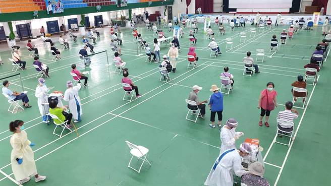 文山高中接种站施打状况。(取自陈其迈脸书)