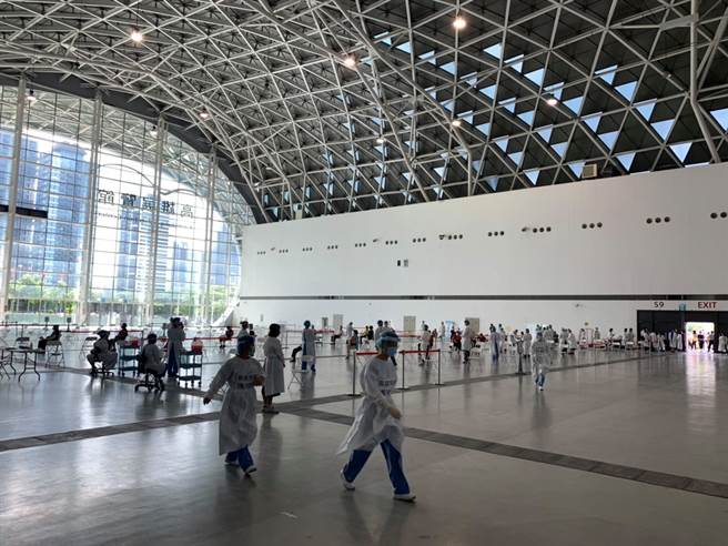 高雄展览馆接种站。(取自陈其迈脸书)