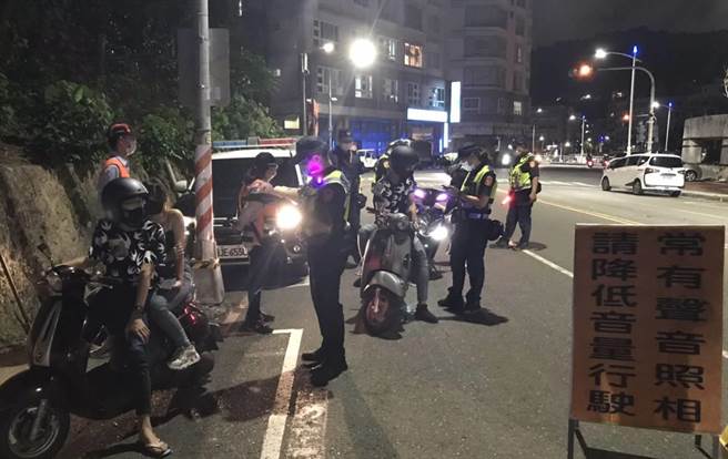 高雄市区近来出现改装车炸街飙车现象，警方和环保局及监理站展开联合稽查。（翻摄照片／石秀华高雄传真）