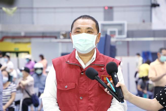 新北市长侯友宜今（2日）上午表示，新北市上一波受到北农、环南市场影响，共有144人确诊，一定会对北农、环南所造成的群聚事件共同承担、面对来解决问题。（新闻局提供）