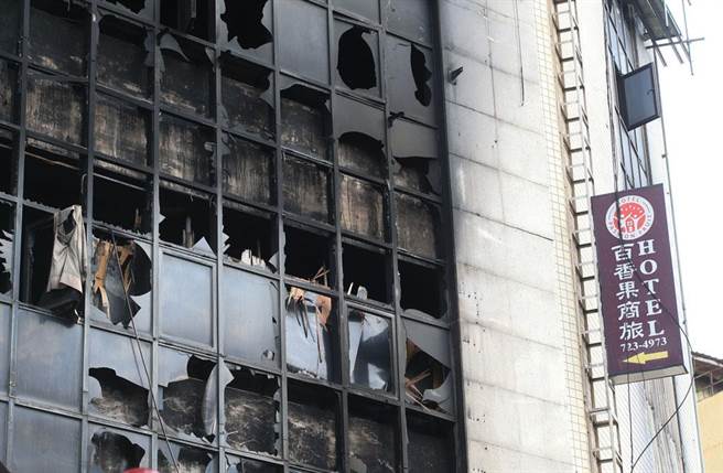 彰化乔友大厦4死，有人质疑旅馆要求房客躲房内是延误逃生，不过消防署前组长林金宏却指出，若选择逃生恐引起更大的伤亡。（中时资料照 黄国峰摄）