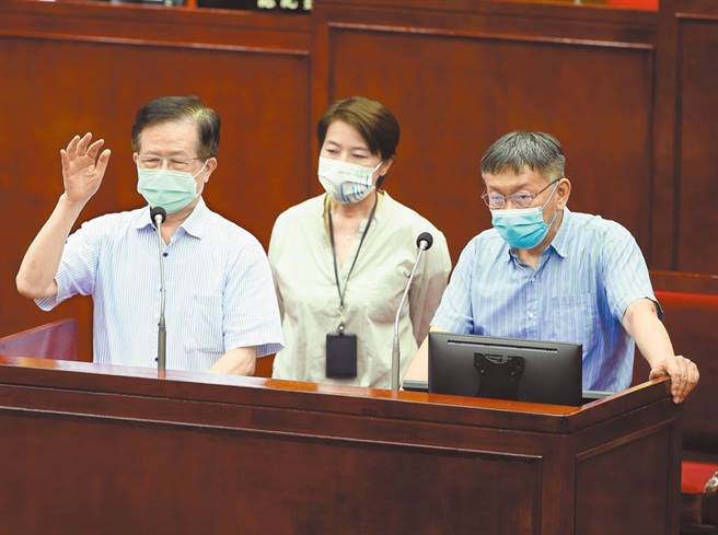 台北市卫生局长黄世杰（左）今销假上班，陪柯文哲到环南市场。（本报资料照片）