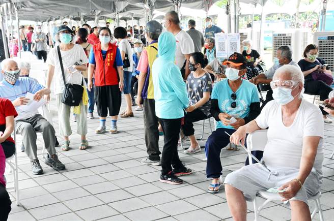 屏东莫德纳疫苗注射首日，民眾大排长龙。(林和生摄)