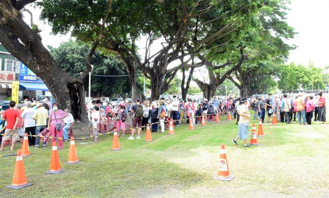 屏东莫德纳疫苗注射首日，民眾大排长龙。(林和生摄)