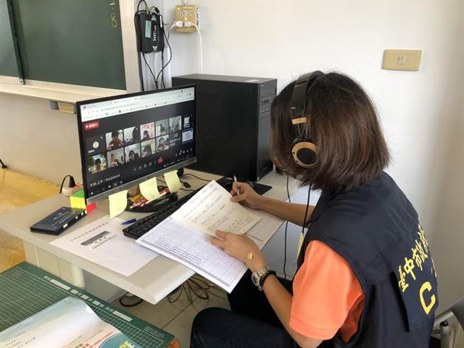 太平警分局近日陸續與轄內各國中、小學接洽，透過網路視訊直播方式向學子們實施犯罪預防宣導，最後警方還透過線上有獎徵答，贈送卡哇伊「角落生物」口罩套及文具組等宣導品。（台市太平分局提供／馮惠宜台中傳真）