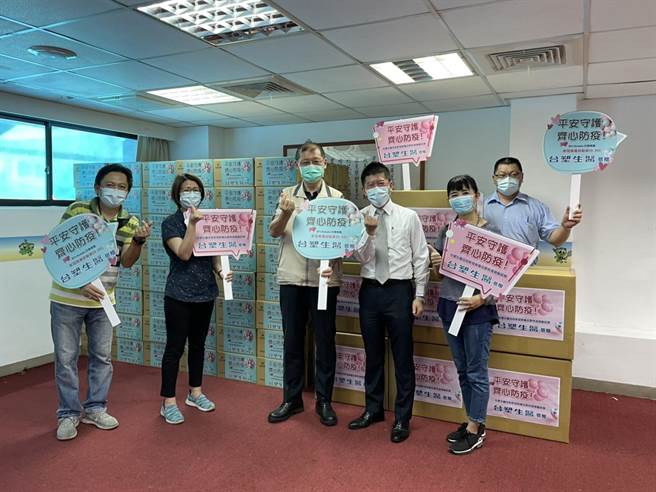 台塑生醫捐贈新冠抗原快篩試劑及抗菌噴霧予宜蘭縣政府，由衛生局長徐迺維(左三)代表接受。（台塑生醫提供）