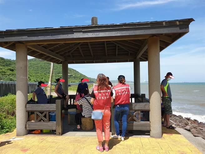 林口「台版美國大峽谷」現人潮　公所以「鋼筋」代替封鎖線強化封鎖（林口區公所提供／戴上容新北傳真）