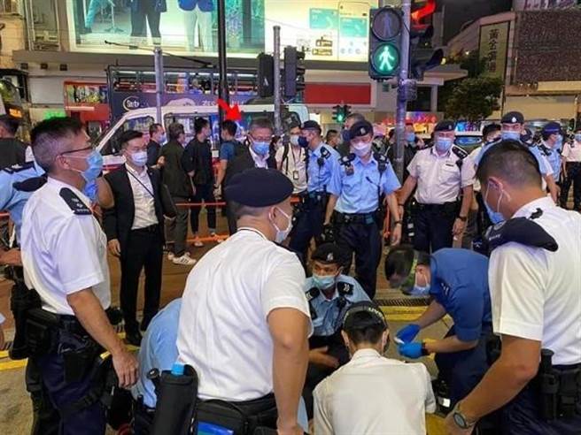 香港新任警务处长萧泽颐(箭头示)赶赴现场探视受伤同袍。(东网)