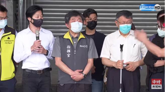 立委林昶佐(右三)、衛福部長陳時中(右二)和台北市長柯文哲(右一)。(圖片摘自中時新聞網Youtube)
