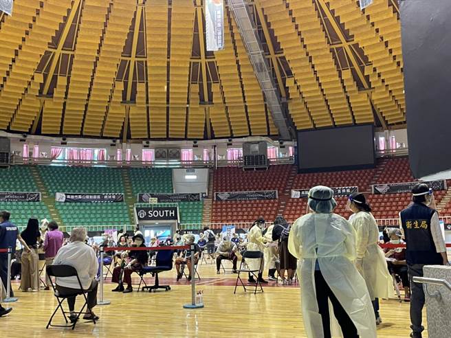 高雄2日开放接获通知的72到74岁长者接种疫苗，凤山体育馆上、下午各安排约1000位接种名额。（洪浩轩摄）