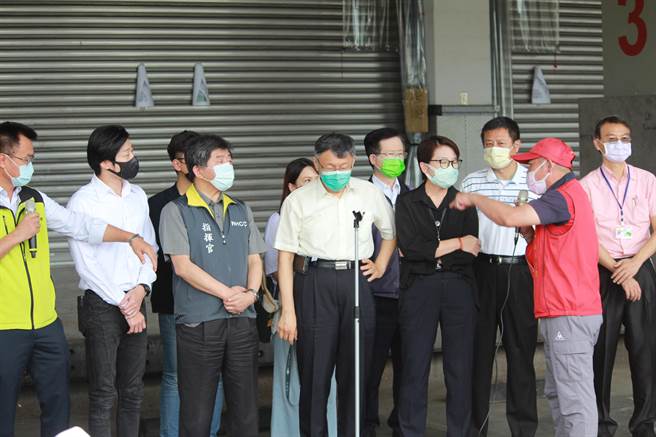 立委林昶佐（左二）忽然嗆台北市長柯文哲（中）講廢話，卻被環南市場自治會長林勝東（右二）拿麥反嗆「立委你有來環南過？沒嘛！騙肖！」。（張穎齊攝）