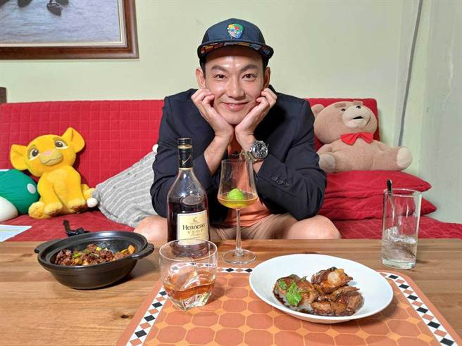 威廉居家防疫勤健身，盼能尽快打到疫苗。  （TVBS提供）