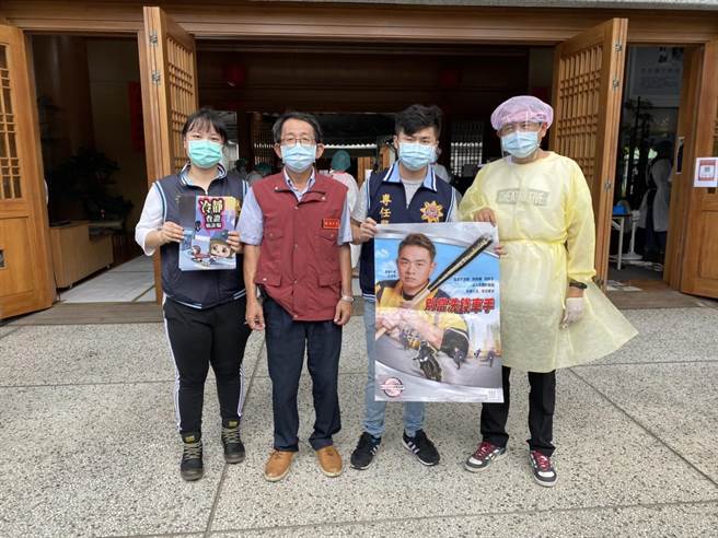 疫情来诈骗集团更嚣张　 芦洲警疫苗站宣导反诈骗（芦洲警提供／戴上容新北传真）
