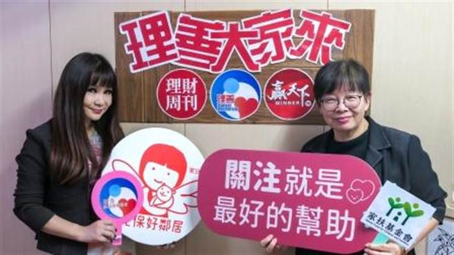 家扶基金会执行长何素秋(右)表示，保护受虐孩子，预防比治疗更重要。左为理善国际关怀协会执行长林凤。(图/理财周刊提供)