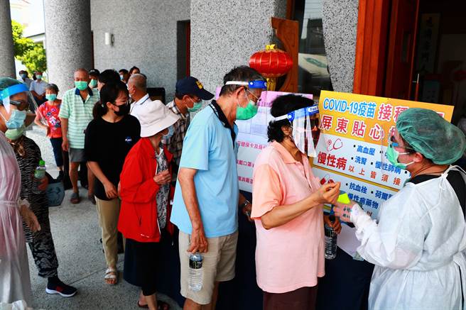 屏东2日开始施打莫德纳，县府已先针对71、72岁长辈造册并通知，不料先前没打AZ的73岁以上长辈也跑来打，导致速打站爆「群聚抢打」乱象。（谢佳潾摄）