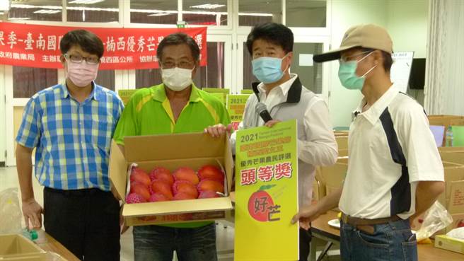 楠西区第2届爱文王比赛，康英沧（左二）夺冠。（楠西区公所提供／刘秀芬台南传真）