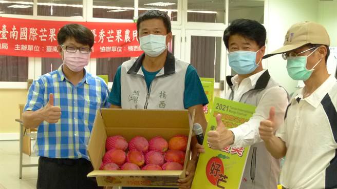 楠西区第2届爱文王比赛，江森原（左二）获特优奖。（楠西区公所提供／刘秀芬台南传真）