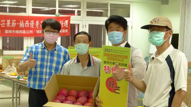 楠西区第2届爱文王比赛，徐育平（左二）获特优奖。（楠西区公所提供／刘秀芬台南传真）