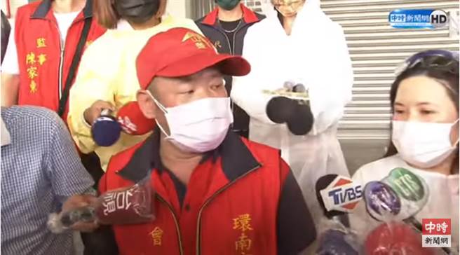 呛声林昶佐的环南市场自治会长林胜东受访。（图片摘自中时新闻网Youtube）