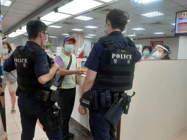 楊梅1名50歲黃姓男子在網路上認識1名自稱美籍台人的女子，未料交往不久該女子就向黃男索取放行行李所需的和解金18萬，所幸銀行行員與警方及時勸阻，黃男才險未被騙。（楊梅分局提供／蕭靈璽桃園傳真）